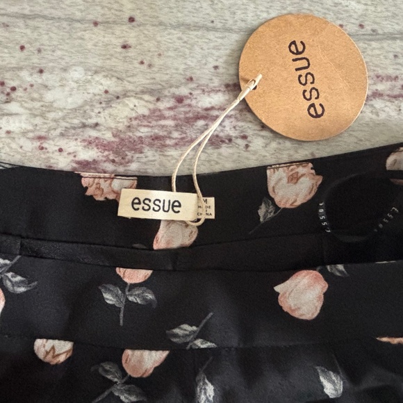 BRAND NEW Essue Womens Black Floral Pleated Fashion Shorts - Size M - Picture 3 of 4